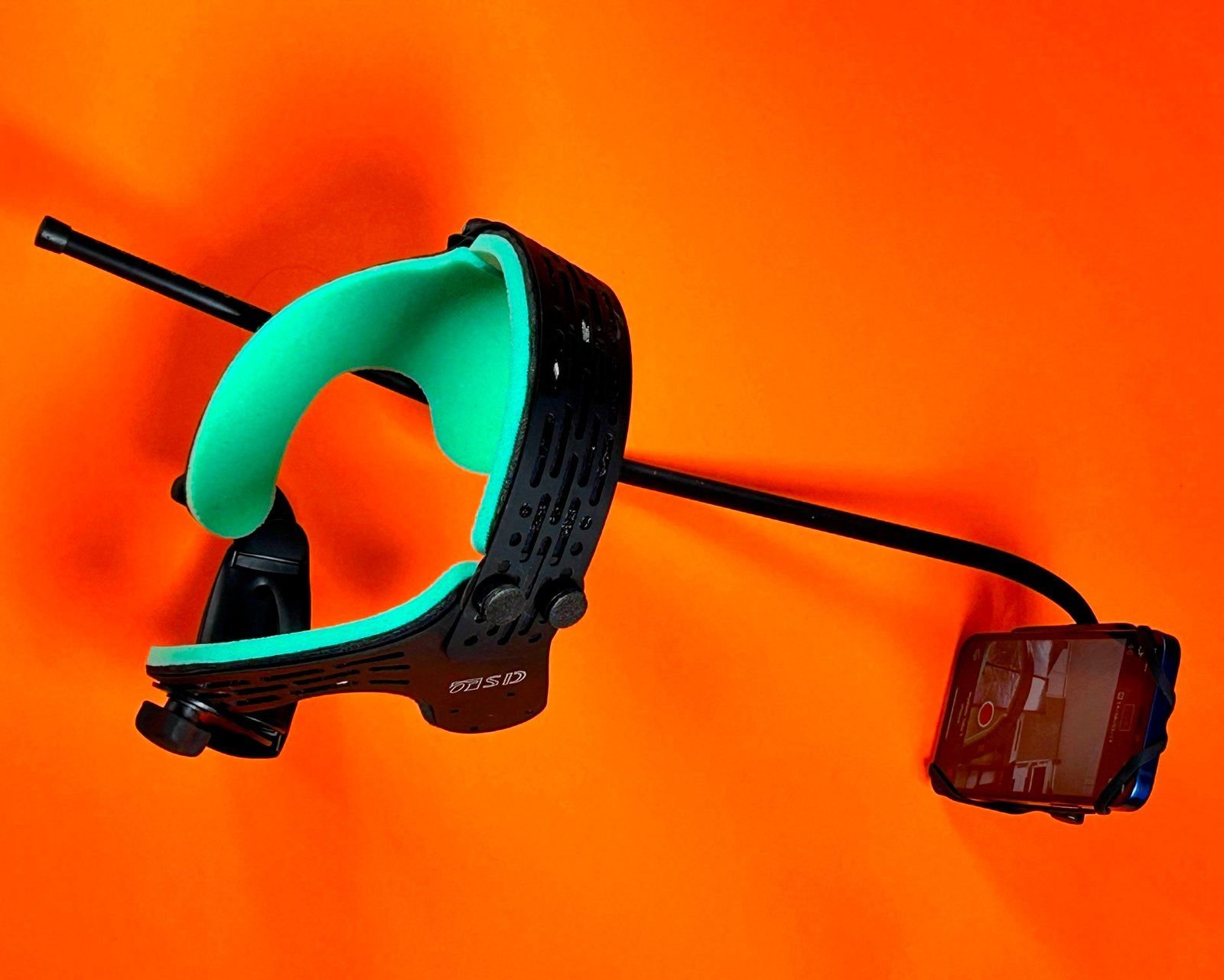 Casque de capture faciale sur fond orange