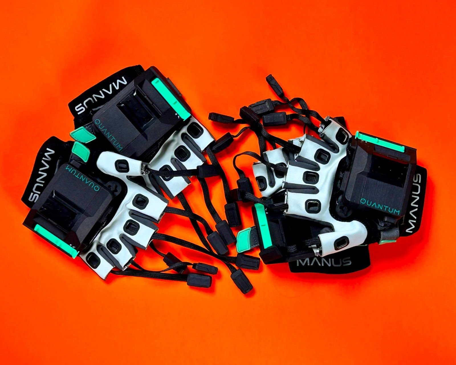 Gants de motion capture Manus sur fond orange