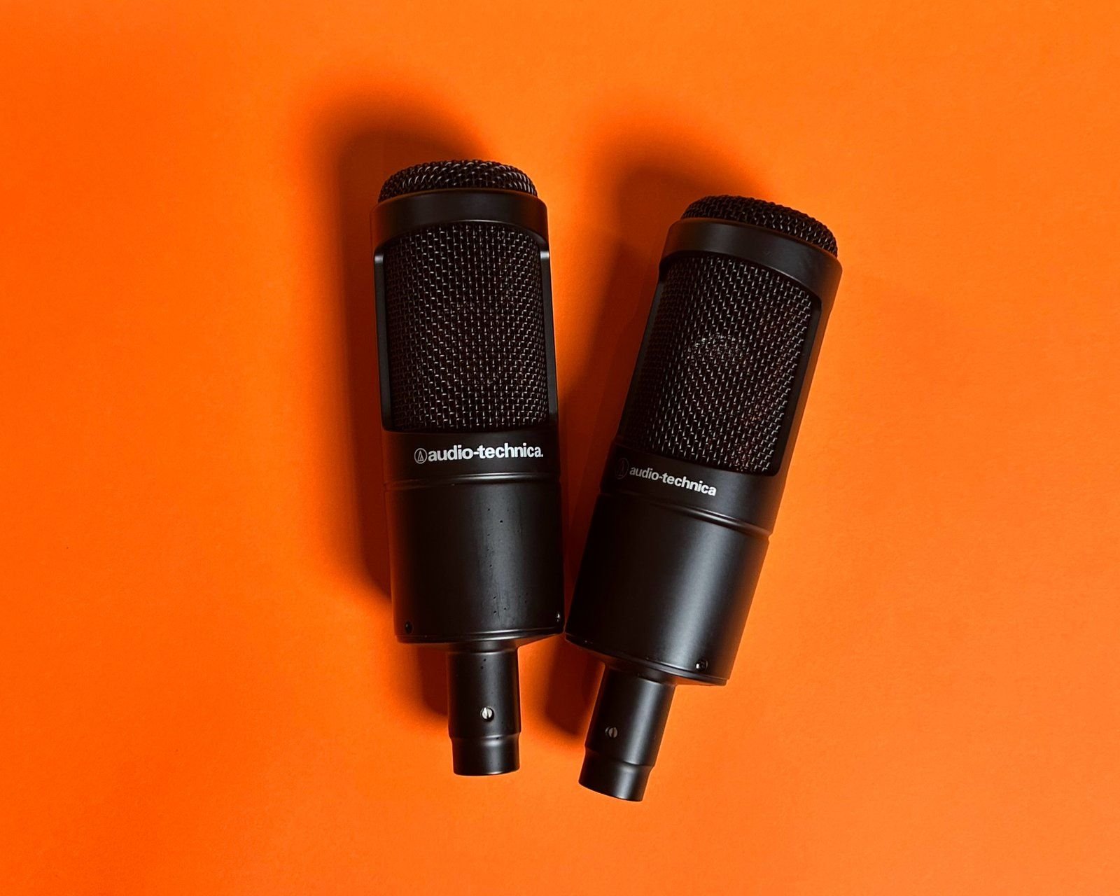 Deux micros de studio sur fond orange